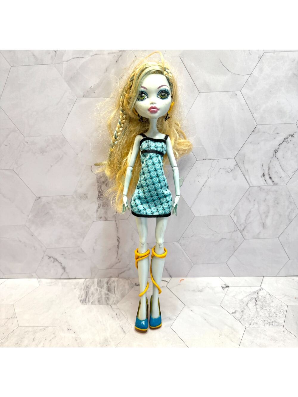 2011 Monster High Lagoona Blue Mad Science Classroom Doll Dress Earrings Shoes